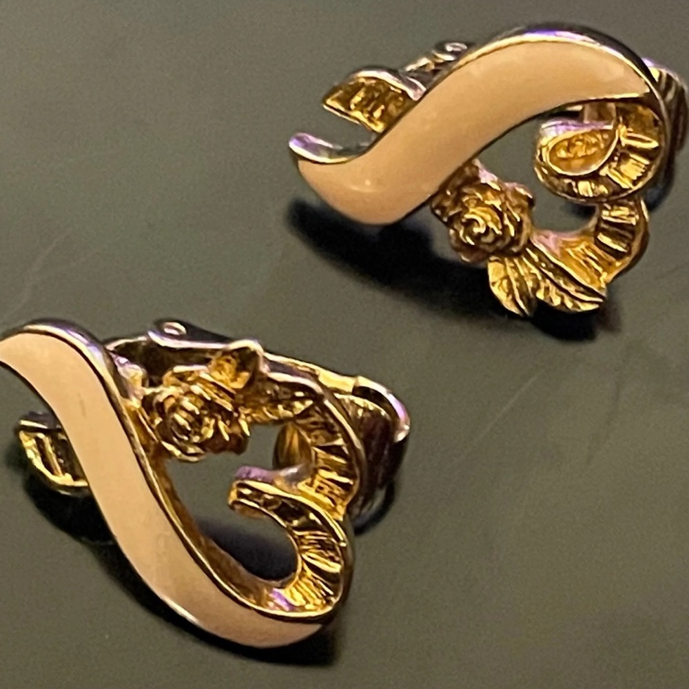 Vintage 1990's Avon heart clip on earrings